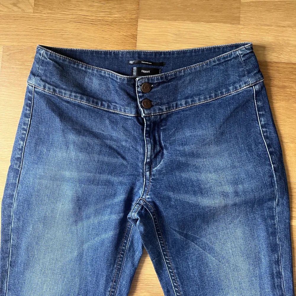 Jeans från Filippa K med låg midja och kick flare . Jeans & Byxor.