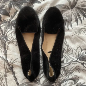 Lurviga tofflor🖤🤍 - Jätte söta svarta tofflor 🥿 i storlek 40 ifrån h&m❣️