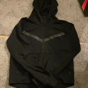 Nike tech - Har använt ett få tal ggr, jätte bra skick! Köpt för 1200.👍🏼