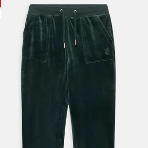 Juciy coutore  - Säljer dessa gröna juciy coutore byxorna. Fick dom i vinterns och använt de 1 gång. Det är i jätte bra skick och är i samma material som nya. Kanske ändrar pris vid snabbt köp. 