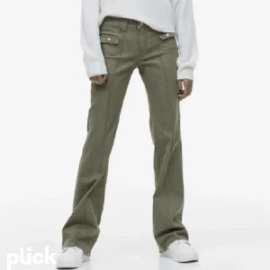 Populära hm jeans  - Säljer mina gröna hm jeans då dom är lite för stora! Dom är i storlek 40 och passar mig helt okej som brukar ha storlek 36💚Kan även byta mot någon som säljer storlek 36 eller 34! Helt nya och aldrig använda🥰
