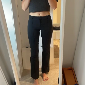 Kostymbyxor nelly - Säljer dessa strechiga kostymbyxor från nelly, dem är väldigt korta på mig som är 172. Storlek M, 100kr+frakt