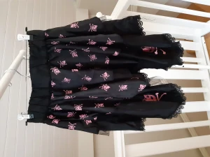 Alternativ kjol - Kjol från Poizen Industries storlek One size, passar Small-Medium. Flera lager; ett svart, ett svart tyll samt ett med tryck. 4st broderafe detaljer. Sparsamt använd, dock ett par trådar som sticker ut på ett par ställen.
