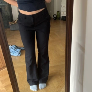 Kostymbyxor - Säljer dessa kostymbyxor från Bikbok som inte kommit till användning. Brukar ha S i underdelar o dessa sitter ganska lågmidjar på mig