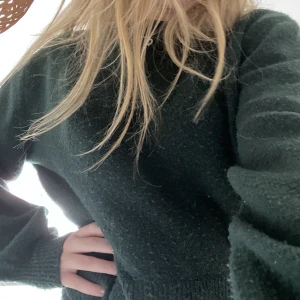 Stickad tröja otherstories - En mörkgrön stickad tröja från otherstories 