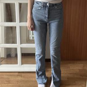 Säljer mina fina jeans från Gina i storlek 34 då dom ej kommer till användning längre, dom är i bra skick och är använda ett få tal gånger.💓jag är 170cm och är i bra längd för mig men de skulle även passa om man är lite längre.Nypris: 500kr💓