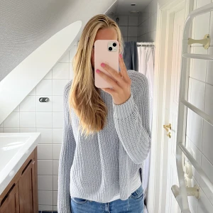 Blå stickad tröja - Säljer denna jättefina stickad tröjan då den inte används tyvärr, jättefint skick 💕