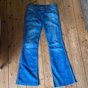 Vintage Levis jeans i bra skick. Lågmidjad och bootcut.  