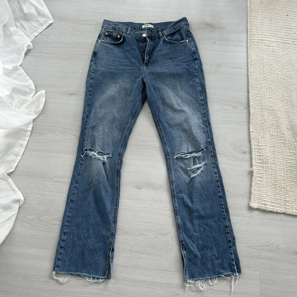 Säljer dessa snygga jeans med hål på knäna. Köparen står för frakten.. Jeans & Byxor.