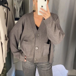 Cardigan - Fin brun cardigan från H&M storlek M, sparsamt använd! 