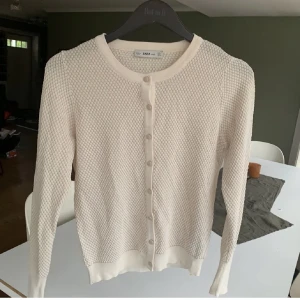 Zara topp💟💟 - Superfin zara topp med knappar!!💗💗storlek L men sitter perfekt på mig som vanligtvis har XS/S💕