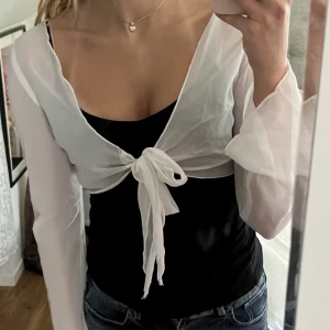 Vit knyt topp - Supersöt vit topp som kan användas både till vardags eller som en coverup över bikini. Aldrig använd, nyskick med lappen kvar. Storlek S🫶💕