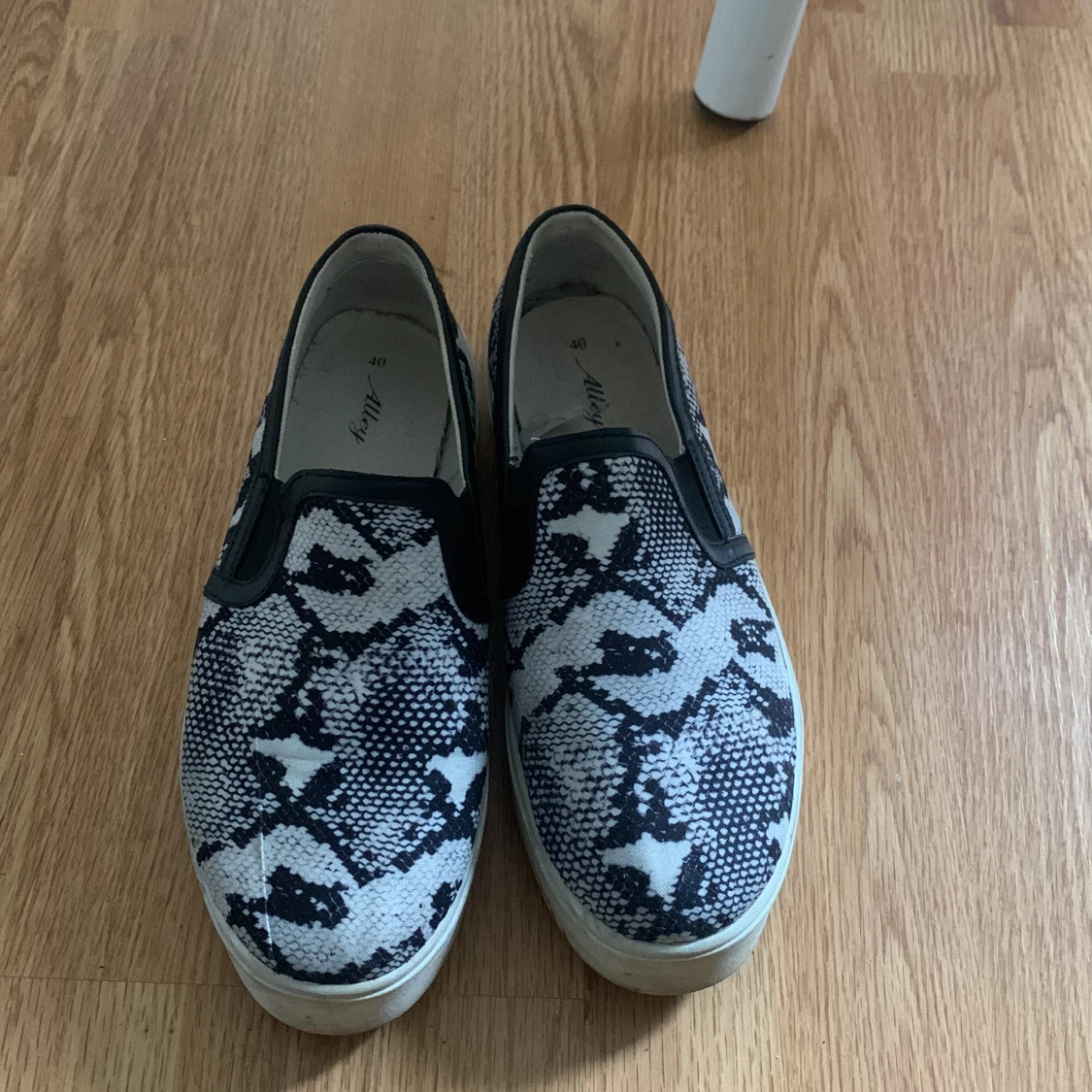 Orm mönstrade skor  - 90