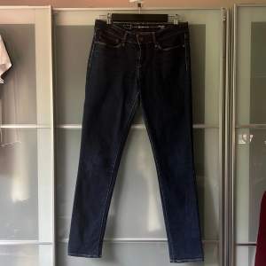 Size: W28, L32 • Demi curve levis • Semi-stretchy • ~5 year old pants in great condition. Barely used.