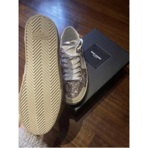 Saint Laurent skor - Yves saint Laurent i modellen ”Pink sequin trainers” super coola och dom kan verkligen göra en ”tråkig” outfit utstickande! Har köpt dom från Vestiaire Collective så har box + äktehetsbevis. Har använts en del men har fixat till dom så dom är fräscha nu!