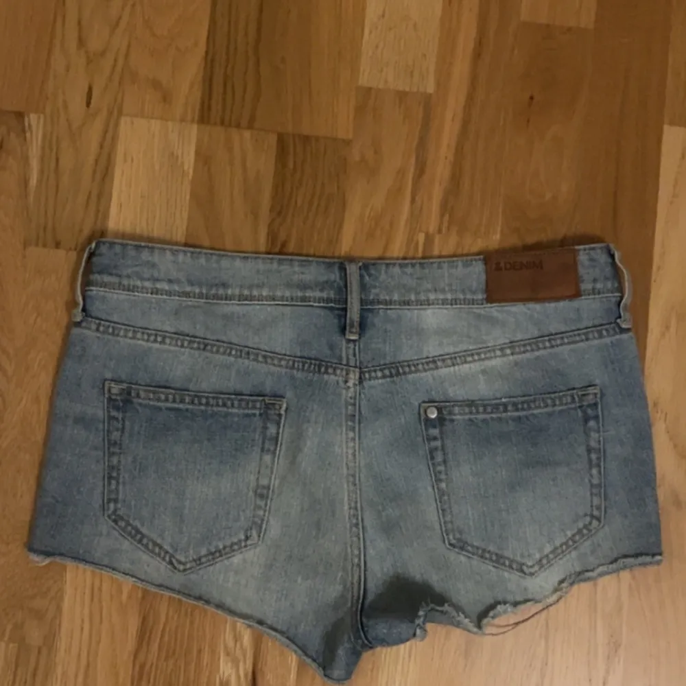 säljer mina unika jeans shorts med sten motiv och stenar vid ena fickan från h&m. Shorts.