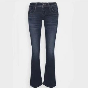 Ltb jeans - Lågmidjade bootcut heans från ltb. Strl 25/34 de är uppsprättade längst ner men annars fint skick! Nypris 830 kr. Kan skicka fler bilder💗