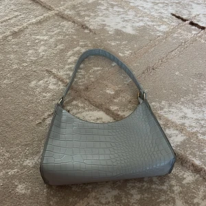 Blå väska  - Använd i 1-2 månader. Köpte den för 54 säljer den för 40 kr