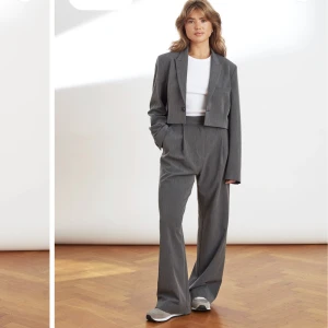 Kostymbyxor Djerf Avenue - Säljer nu mina kostymbyxor från Djerf Avenue då de inte kommer till användning. Har varit hos skräddare och sytt dit en till ”krok” vid flärpen på sista bilden för att den inte ska vika sig. Storlek XS💕