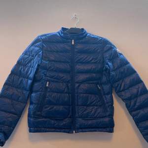 Moncler jacka som är perfekt nu till hösten säljer den nu pga den är för liten och har inte användning för den längre.  Ny pris 3650 mitt pris 1999 skick 9/10 size 1/Small pris kan diskuteras.