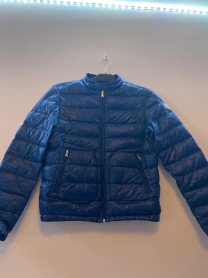 Moncler Acorus down jacket  - Moncler jacka som är perfekt nu till hösten säljer den nu pga den är för liten och har inte användning för den längre.  Ny pris 3650 mitt pris 1999 skick 9/10 size 1/Small pris kan diskuteras.