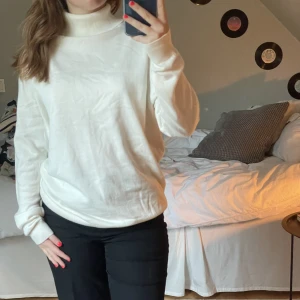 Stickad tröja - Väldigt fin vit stickad polotröja i storlek XL, köpt second hand🥰 så skönt material och passar till allt men kommer tyvärr inte till användning längre