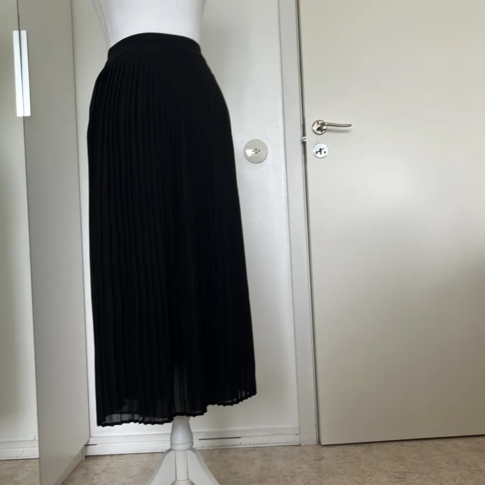 En superfin svart kjol, aldrig använt (prislapp kvar) köptes på vila. Fin passform och skönt material. Kjolar.