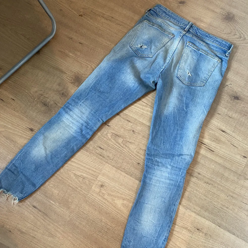 En par snygga och bekväma ripped jeans från Zara! . Jeans & Byxor.