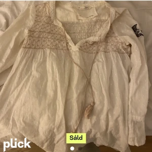 Jättefin Odd Molly blus - Säljer denna jättefina odd Molly blusen då den var för stor för mig. Köpte den från Plick ( bilden är lånad )❤️❤️ Storlek 0 som motsvarar xs❤️
