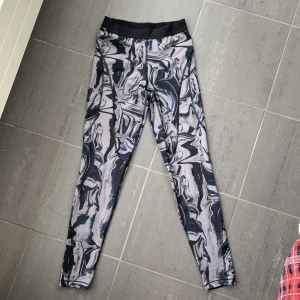 Nike PRO träningstights - Träningstigths strl S. Tunna och andas bra.