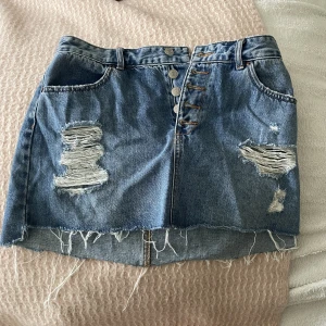 Jeans kjol - Super söt jeanskjol (den ska vara ”trasig” och har ”hål” både där fram och bak.)💞