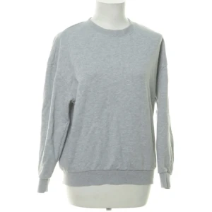 Sweatshirt  - Sweatshirt i storlek small 🦋 skriv till mig innan ni klickar på köp nu 🫶