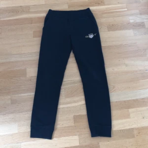 GANT MJUKBYXOR - Gant mjuka byxor i gott skick, säljer dessa för att de är för små.