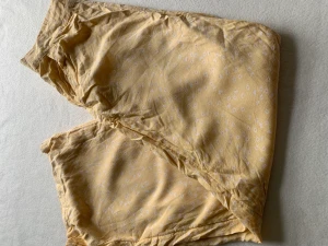 Linnebyxor  - Mönstrade linnebyxor med matchande tröja till,köpta förra året till skolavslutningen för 250kr men säljer för 100kr pris kan alltid diskuteras och man kan köpa det separat