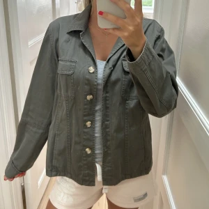 Grön jacka - Supersnygg i storlek M