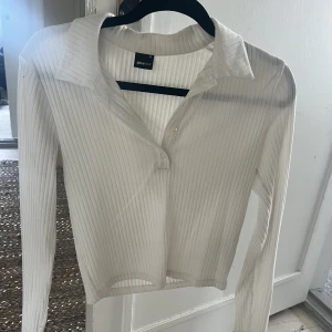 Topp från Gina - Långärmad topp från Gina Tricot med krage