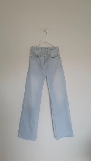 Ljus blå jeans - Ljus blåa jeans helt oanvända som nya