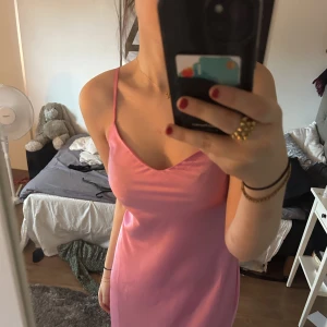 Rosa satin klänning  - En rosa satin klänning som jag nu säljer som är suuuuuuper fin och i jätte bra skick, inga fläckar, inga trådar, precis som ny❣️ köpt för 600kr
