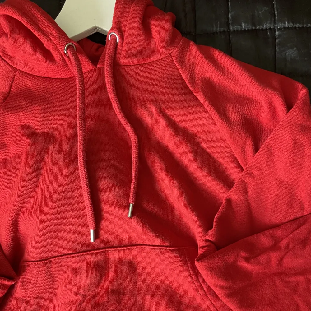 Säljer denna röda croppade hoodien från Monki som inte blivit använd. Fint skick!. Hoodies.