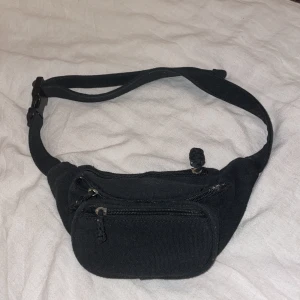 Svart väska  - Liten svart väska med 3 fack. Väldigt praktisk och snygg. Tror den är från Urban outfitters men finns ej etikett. Går att pruta !!😊