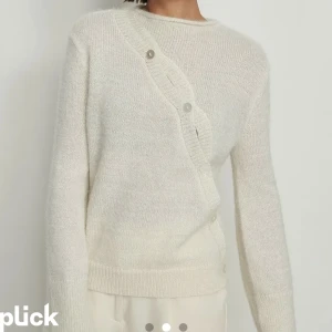 Assymetrisk kofta - Säljer denna så himla fina koftan som tyvär inte kommer till användning längre!🙌Den är knappt använd och är i nyskick. Denna är perfekt nu till hösten💕