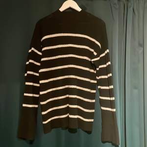 Säljer en jättesnygg och mysig randig stickad tröja från vero moda i storlek s!🫶🏻