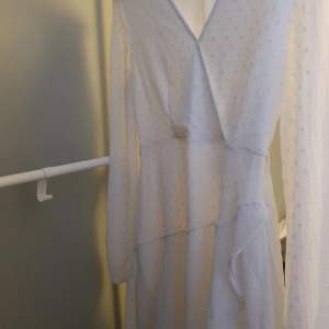 Super snygg vit klänning ifrån vero moda. Den har lite volang är super fin att ha nu under sommaren eller utomlands!