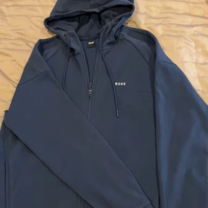 Boss Hoodie  - Blå Hugo boss hooidie i storlek M köpt för 2000. Mycket bra skick 
