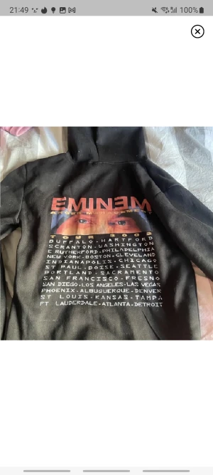 Eminem hoodie  - Lägger ut den igen för att en köpare ska kunna använda sig av köp nu-funltionen :) 