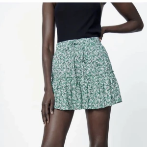 Zara kjol - Säljer min zara kjol med shorts under, fint skick