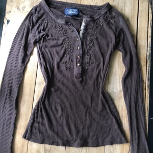 Långärmad tröja - Brun tröja från Ralph Lauren med pärldetaljer och lååånga ärmar, köpt second hand