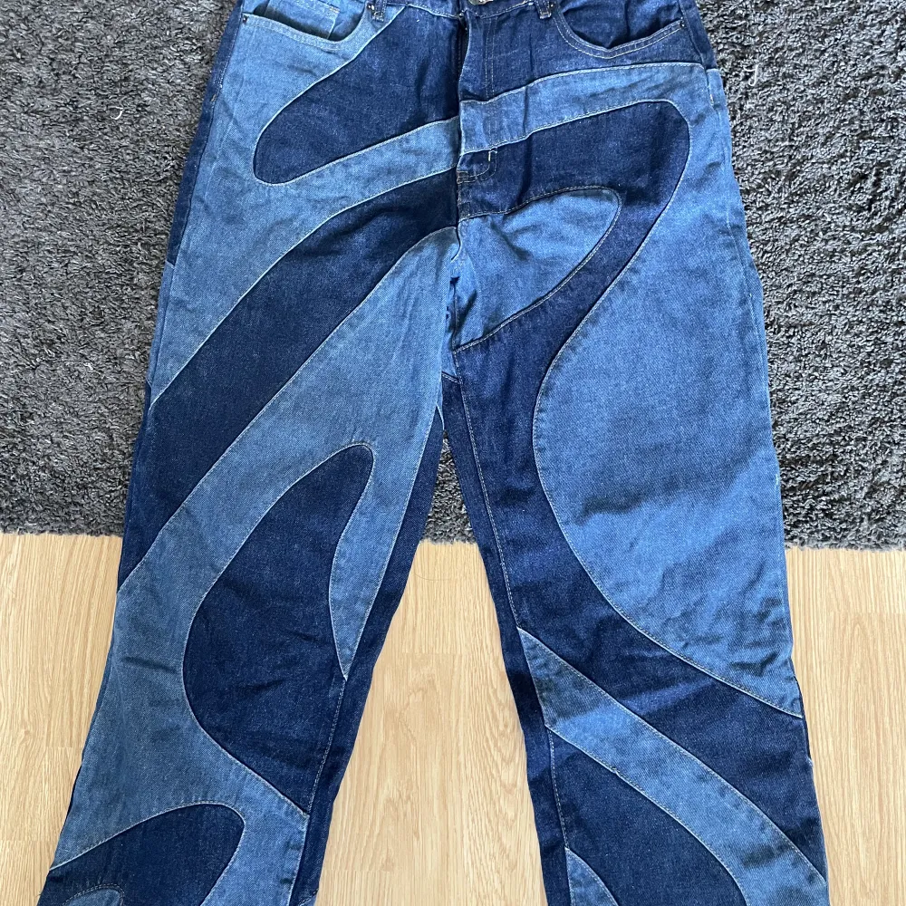 Coola unika jeans, med mönster,relaxed fit. Jeans & Byxor.