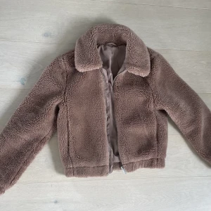 Höstjacka - Höstjacka i supermysigt teddytyg.💕Säljer då den inte kommer till användning. I superfint skick och endast använd ett fåtal gånger. 🩷 nypris 399kr, säljer billigt då jag vill bli av med den snabbt, så priset kan diskuteras. 🫶🏼