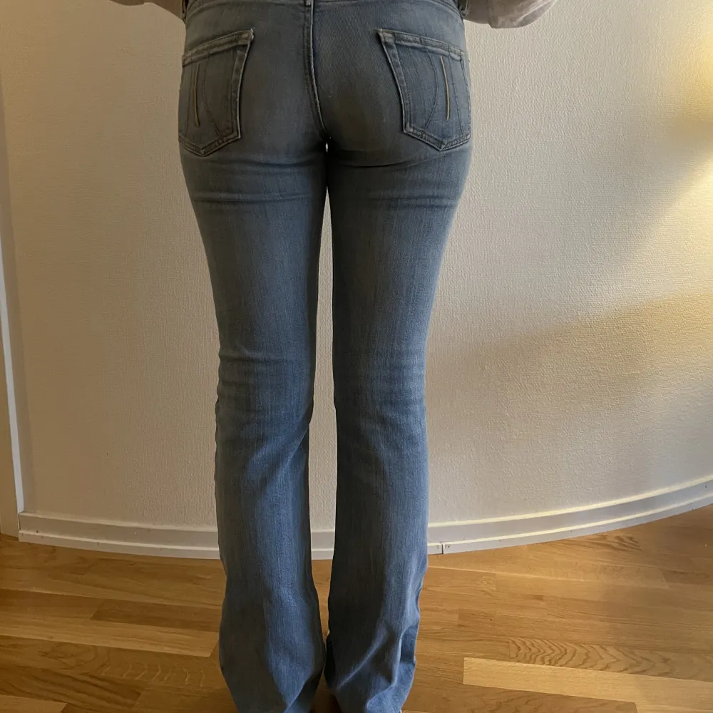 Jäätefina lågmidjade jeans, skulle säga att de passar S-M. Jeans & Byxor.
